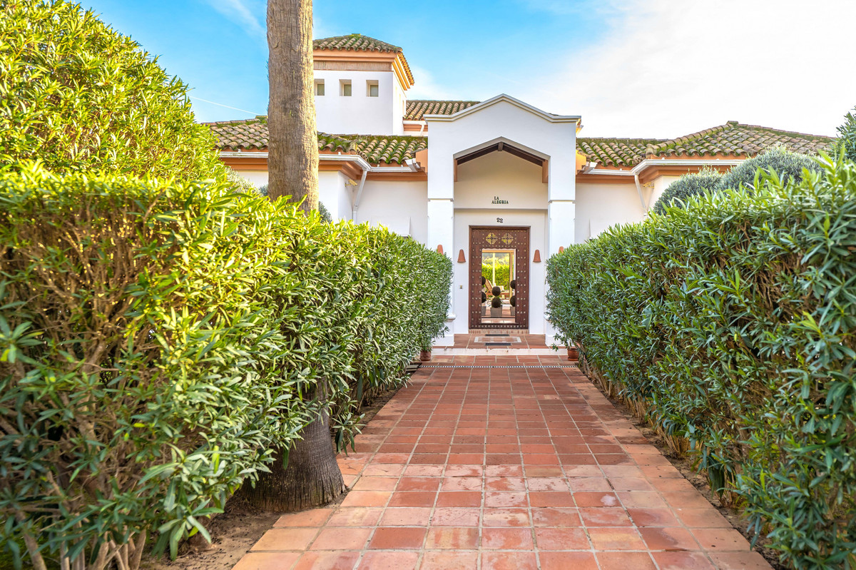 Se vende Villa - Chalet de 6 dormitorios en Costa Del Sol, Cadiz, España
