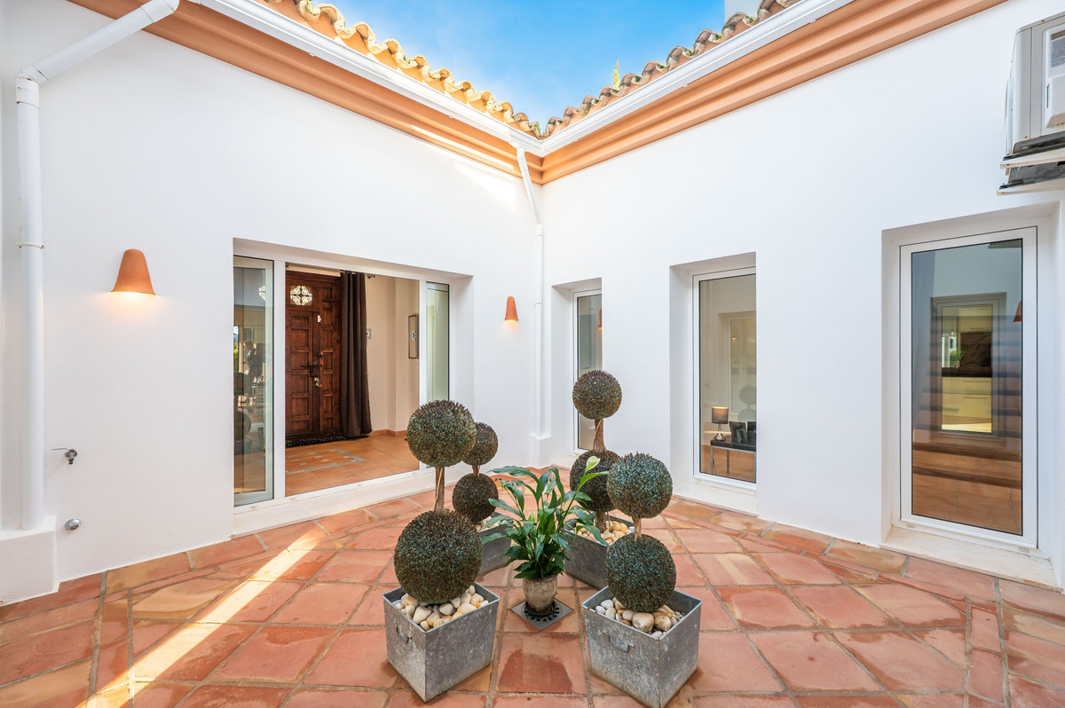 Se vende Villa - Chalet de 6 dormitorios en Costa Del Sol, Cadiz, España