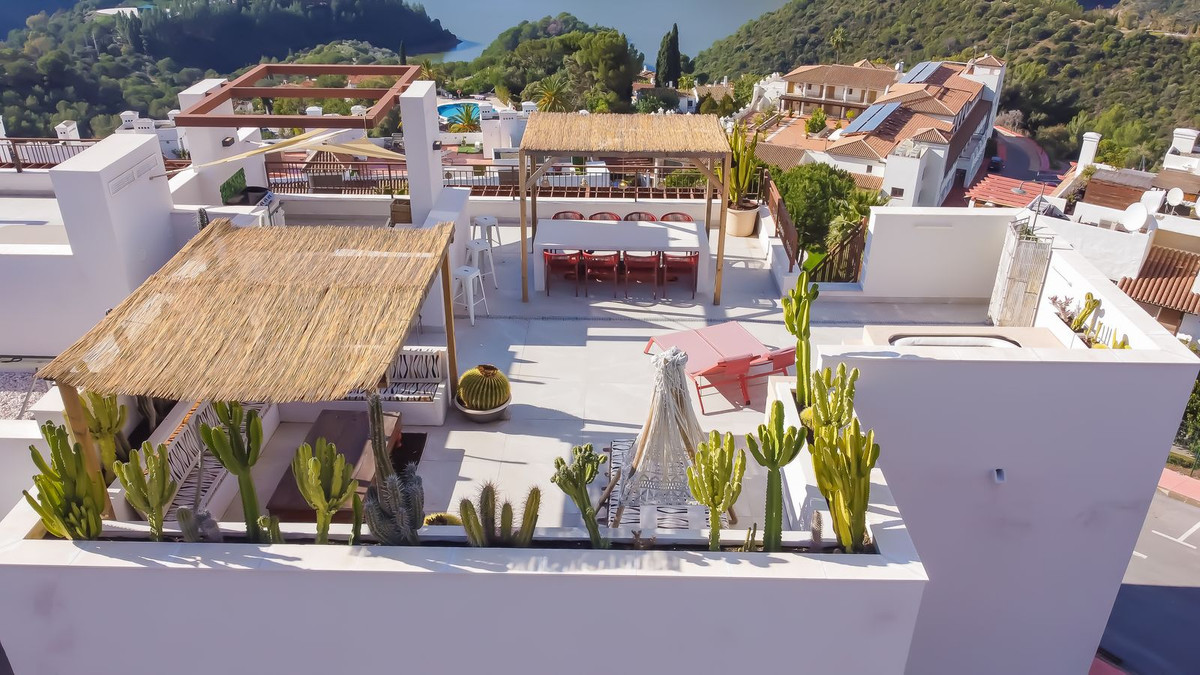 3 Bed Apartment for sale in Istán Costa Del Sol, Málaga, Spain