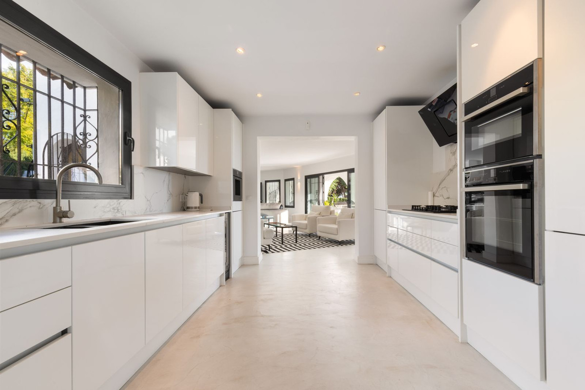 5 Bed Townhouse for sale in Hacienda Las Chapas Costa Del Sol, Málaga, Spain