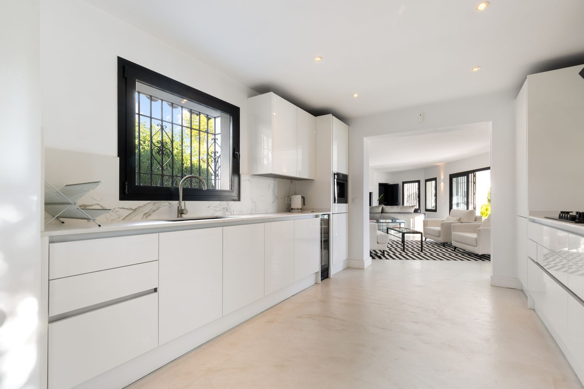 5 Bed Townhouse for sale in Hacienda Las Chapas Costa Del Sol, Málaga, Spain