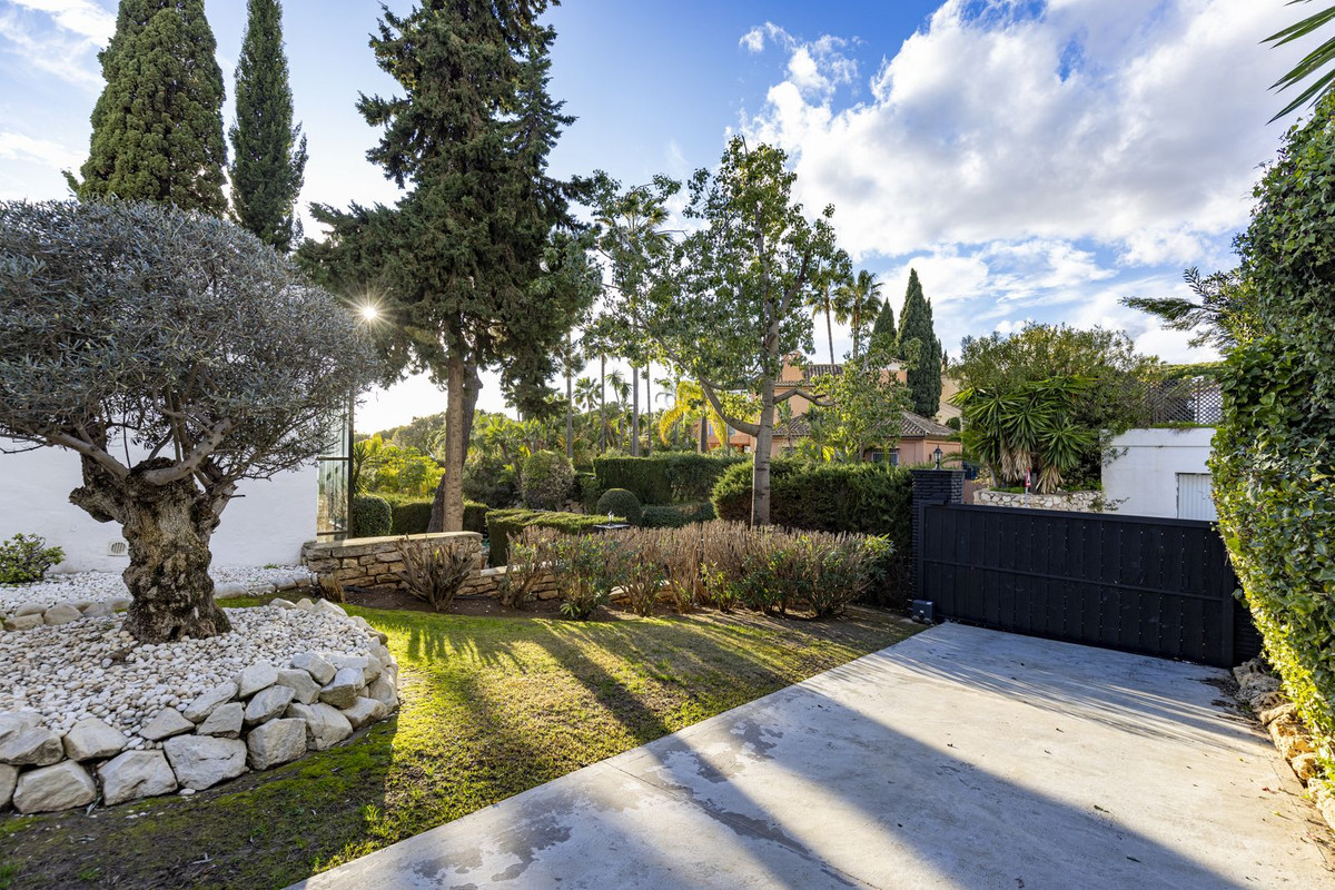 5 Bed Townhouse for sale in Hacienda Las Chapas Costa Del Sol, Málaga, Spain