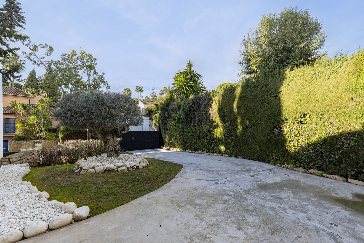 5 Bed Townhouse for sale in Hacienda Las Chapas Costa Del Sol, Málaga, Spain