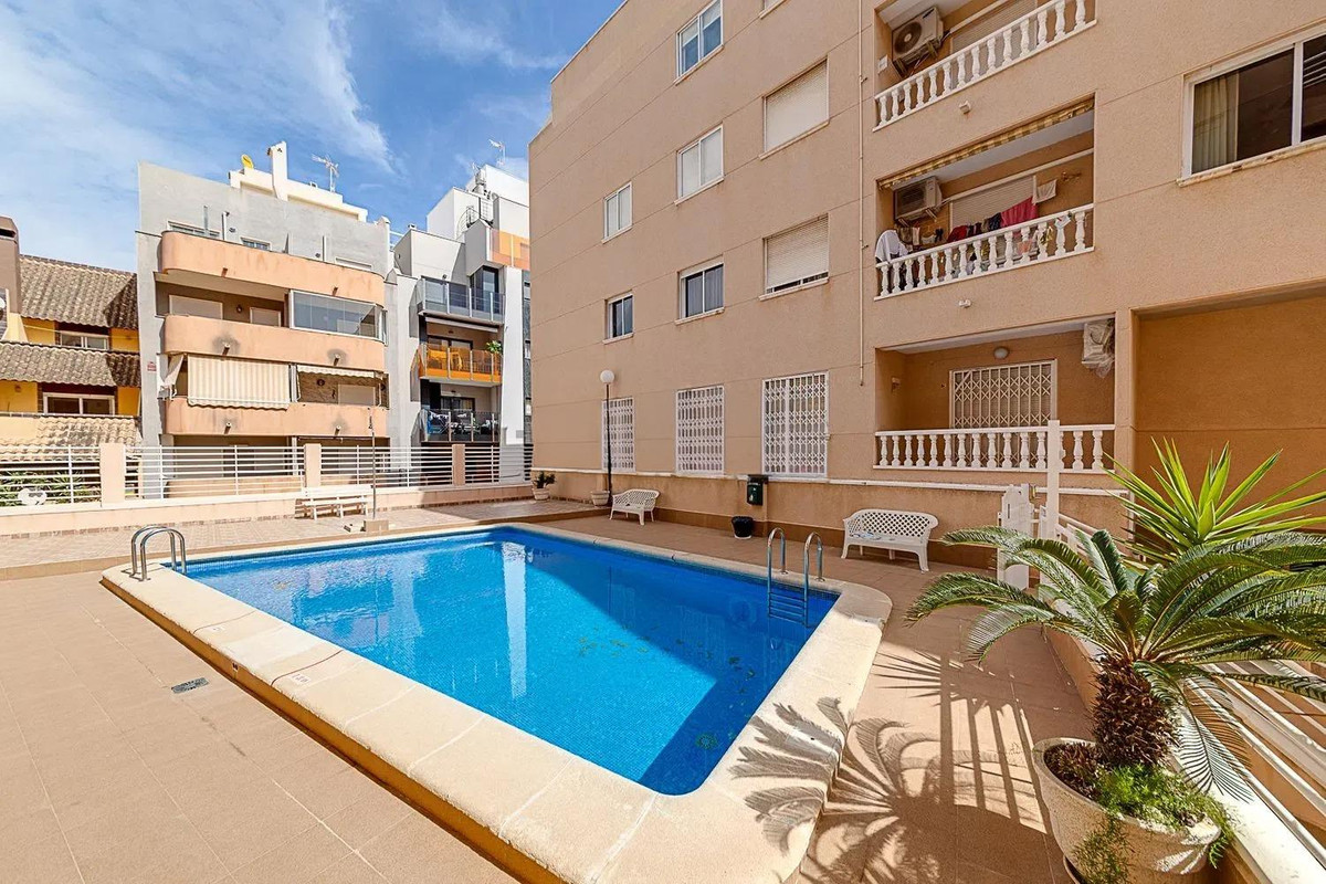 Se vende Apartamento Planta Media de 2 dormitorios en Costa Blanca, Alicante, España