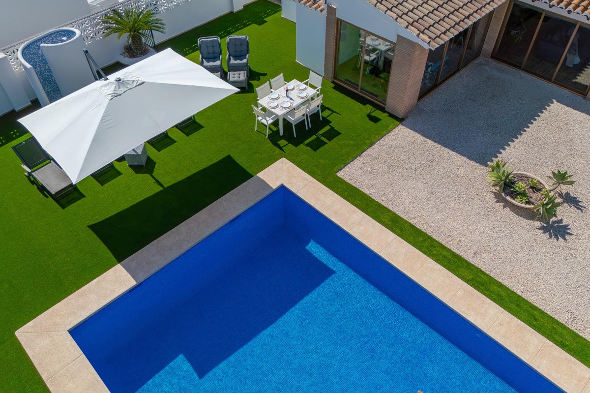 Se vende Bungalow de 6 dormitorios en Costa Blanca, Alicante, España
