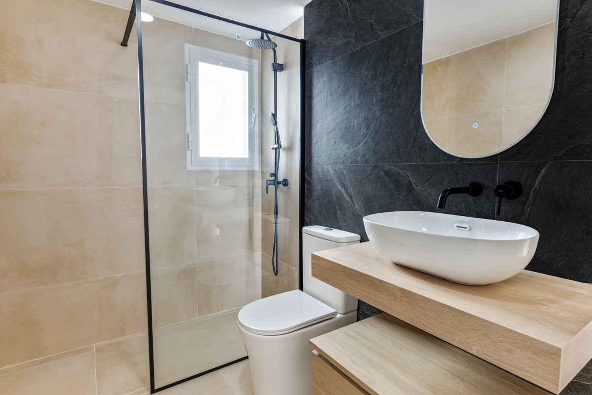 2 Bed Apartment for sale in La Quinta Costa Del Sol, Málaga, Spain