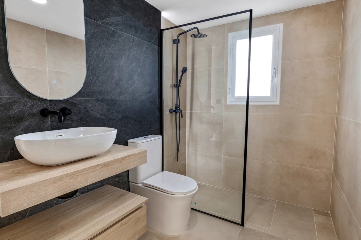 2 Bed Apartment for sale in La Quinta Costa Del Sol, Málaga, Spain