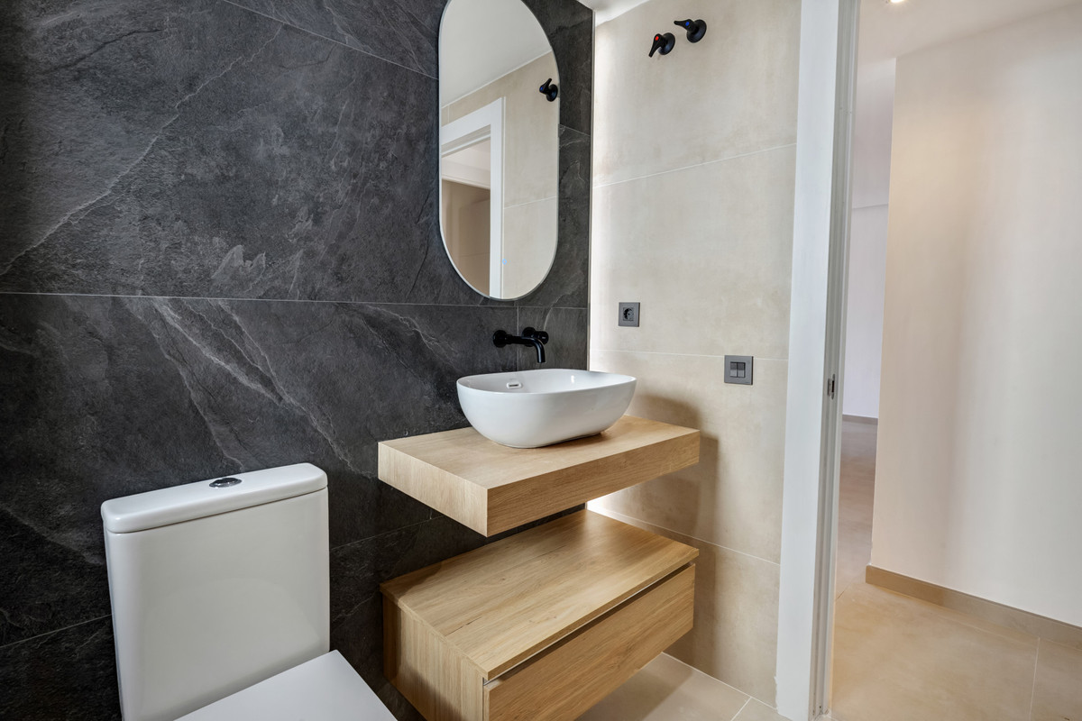 2 Bed Apartment for sale in La Quinta Costa Del Sol, Málaga, Spain