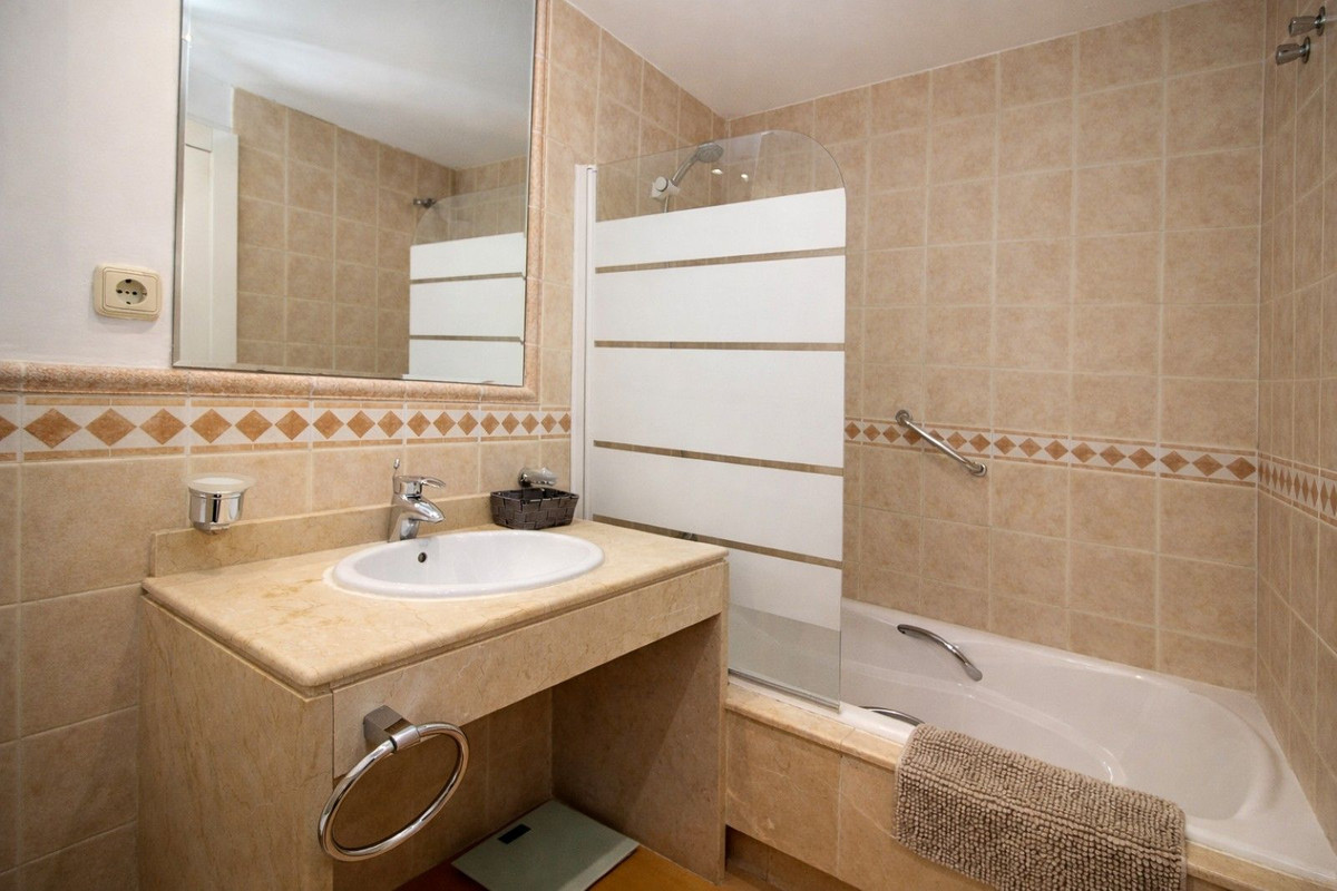 Se vende Apartamento Planta Media de 2 dormitorios en Costa Del Sol, Málaga, España