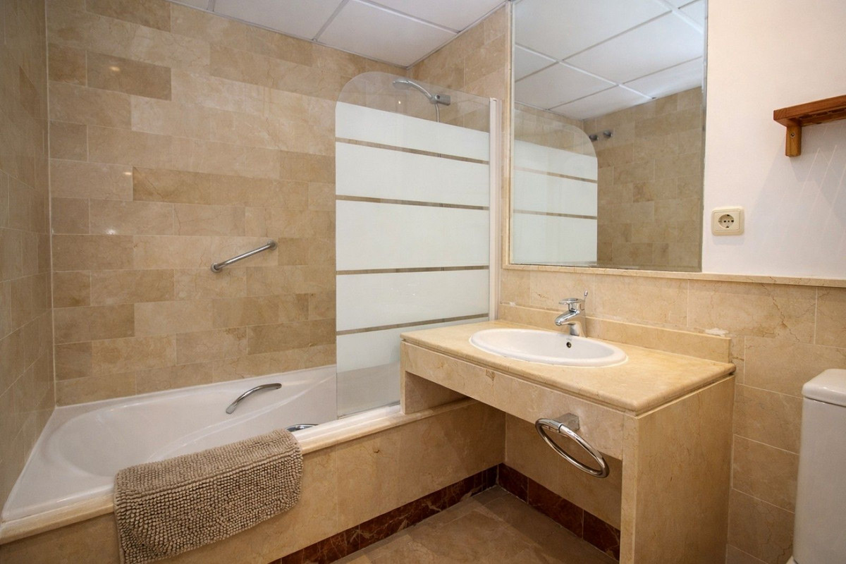 Se vende Apartamento Planta Media de 2 dormitorios en Costa Del Sol, Málaga, España