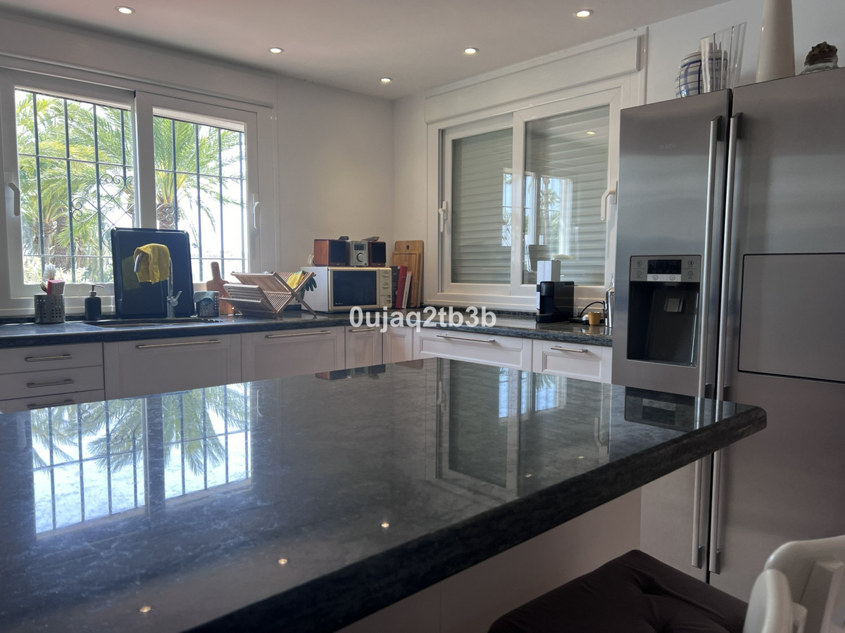 4 Bed Apartment for sale in Nueva Andalucía Costa Del Sol, Málaga, Spain