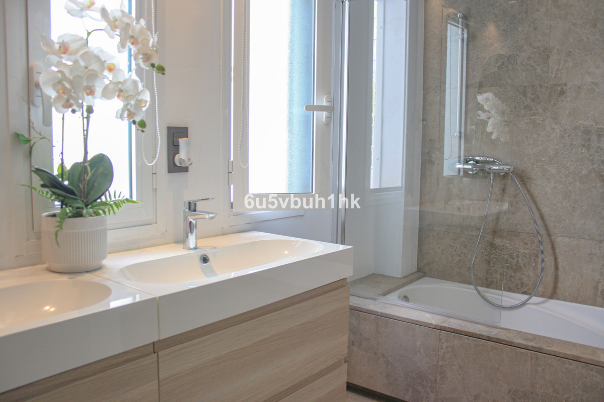 4 Bed Apartment for sale in Marbella Costa Del Sol, Málaga, Spain