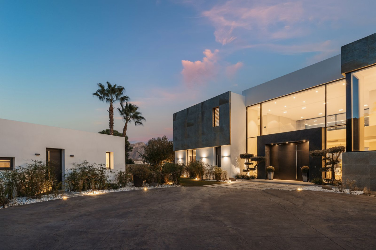 Se vende Villa - Chalet de 5 dormitorios en Costa Del Sol, Málaga, España
