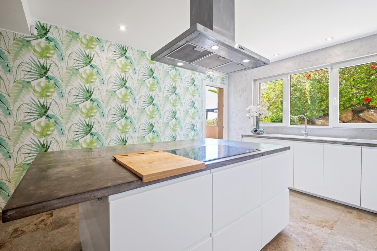 3 Bed Apartment for sale in The Golden Mile Costa Del Sol, Málaga, Spain