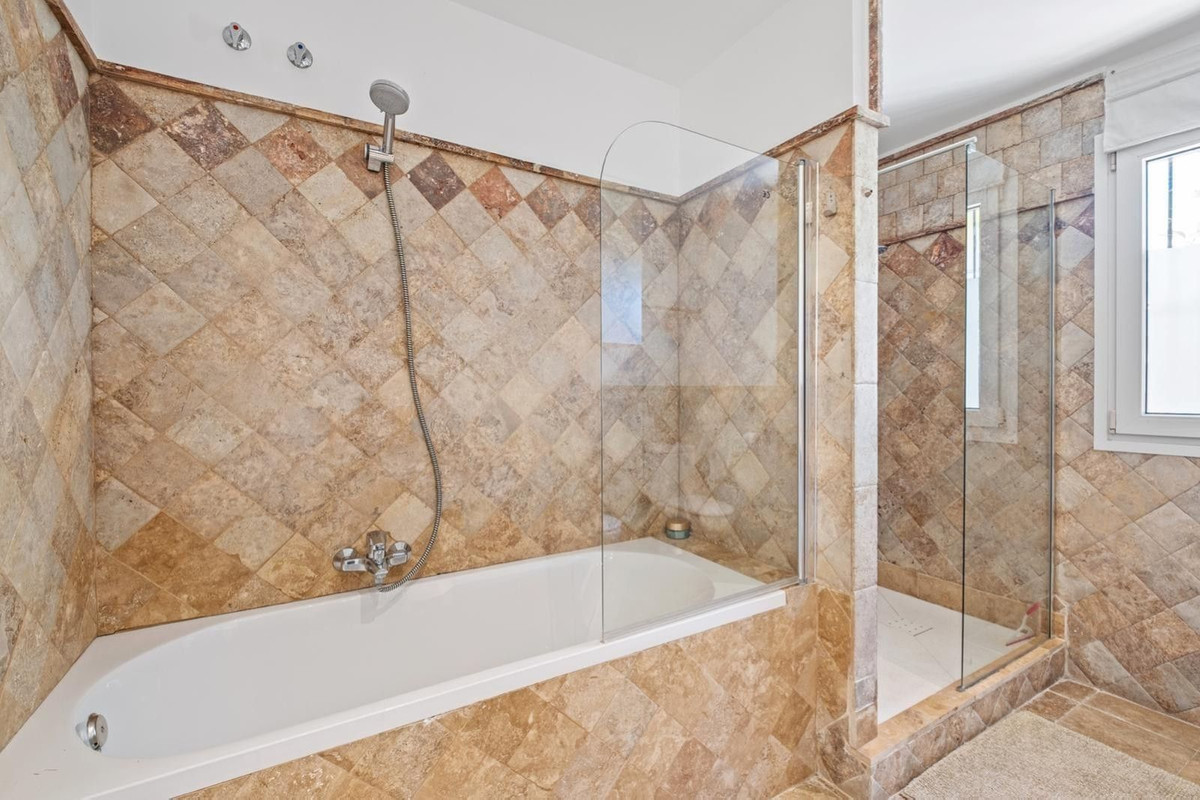 3 Bed Apartment for sale in The Golden Mile Costa Del Sol, Málaga, Spain