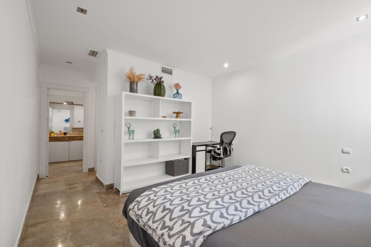 3 Bed Apartment for sale in The Golden Mile Costa Del Sol, Málaga, Spain