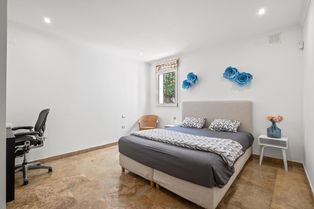3 Bed Apartment for sale in The Golden Mile Costa Del Sol, Málaga, Spain