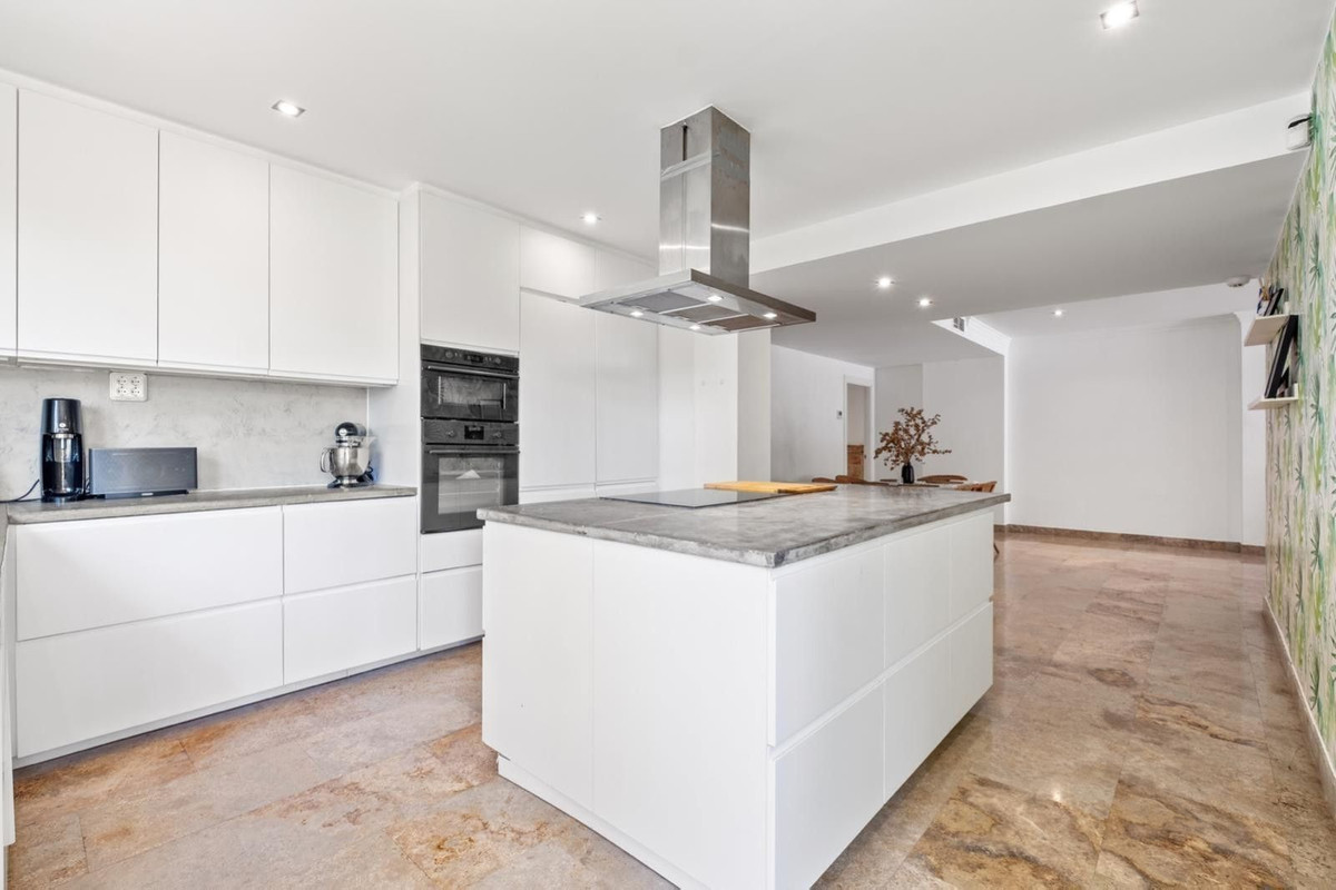 3 Bed Apartment for sale in The Golden Mile Costa Del Sol, Málaga, Spain