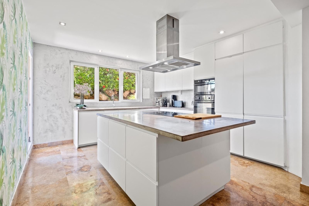 3 Bed Apartment for sale in The Golden Mile Costa Del Sol, Málaga, Spain
