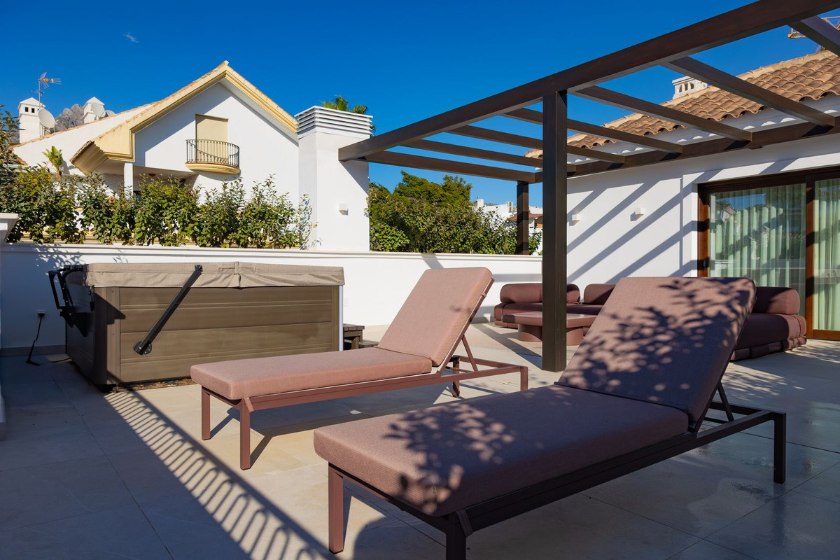 3 Bed Apartment for sale in The Golden Mile Costa Del Sol, Málaga, Spain