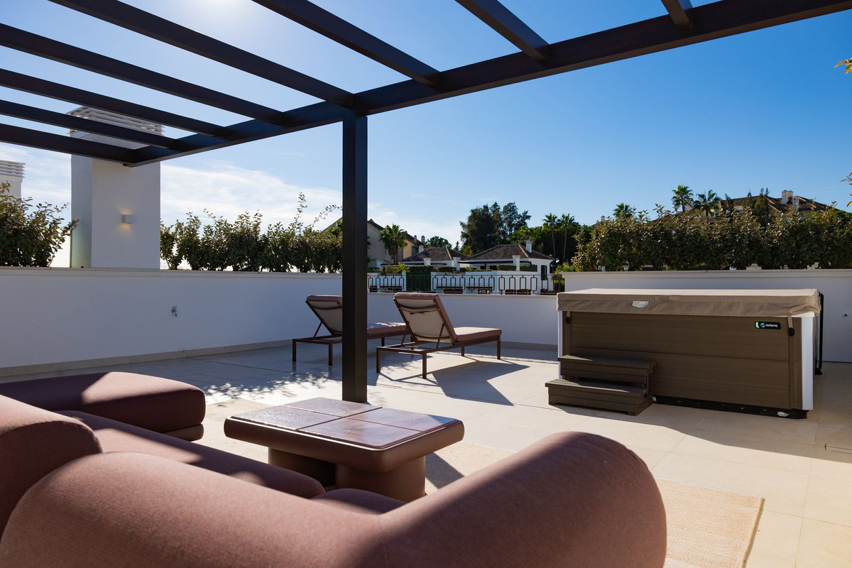 3 Bed Apartment for sale in The Golden Mile Costa Del Sol, Málaga, Spain