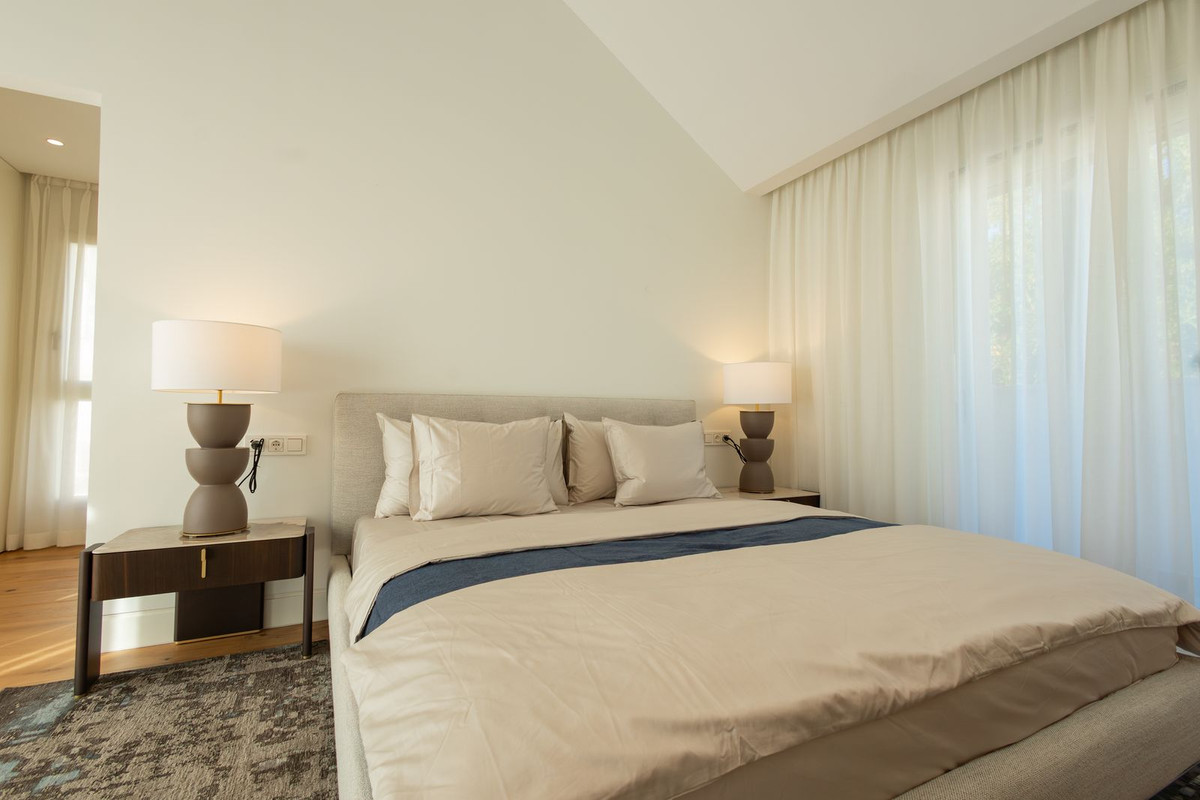 3 Bed Apartment for sale in The Golden Mile Costa Del Sol, Málaga, Spain