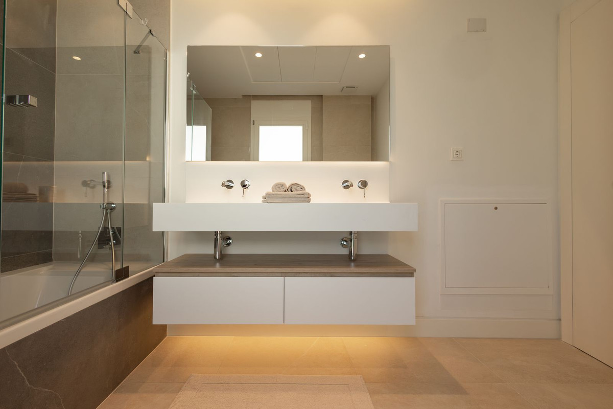 3 Bed Apartment for sale in The Golden Mile Costa Del Sol, Málaga, Spain