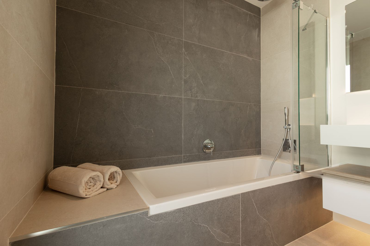 3 Bed Apartment for sale in The Golden Mile Costa Del Sol, Málaga, Spain