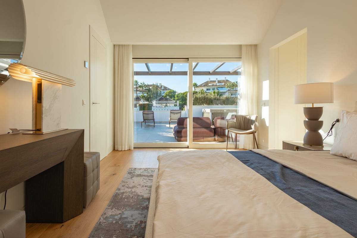 3 Bed Apartment for sale in The Golden Mile Costa Del Sol, Málaga, Spain