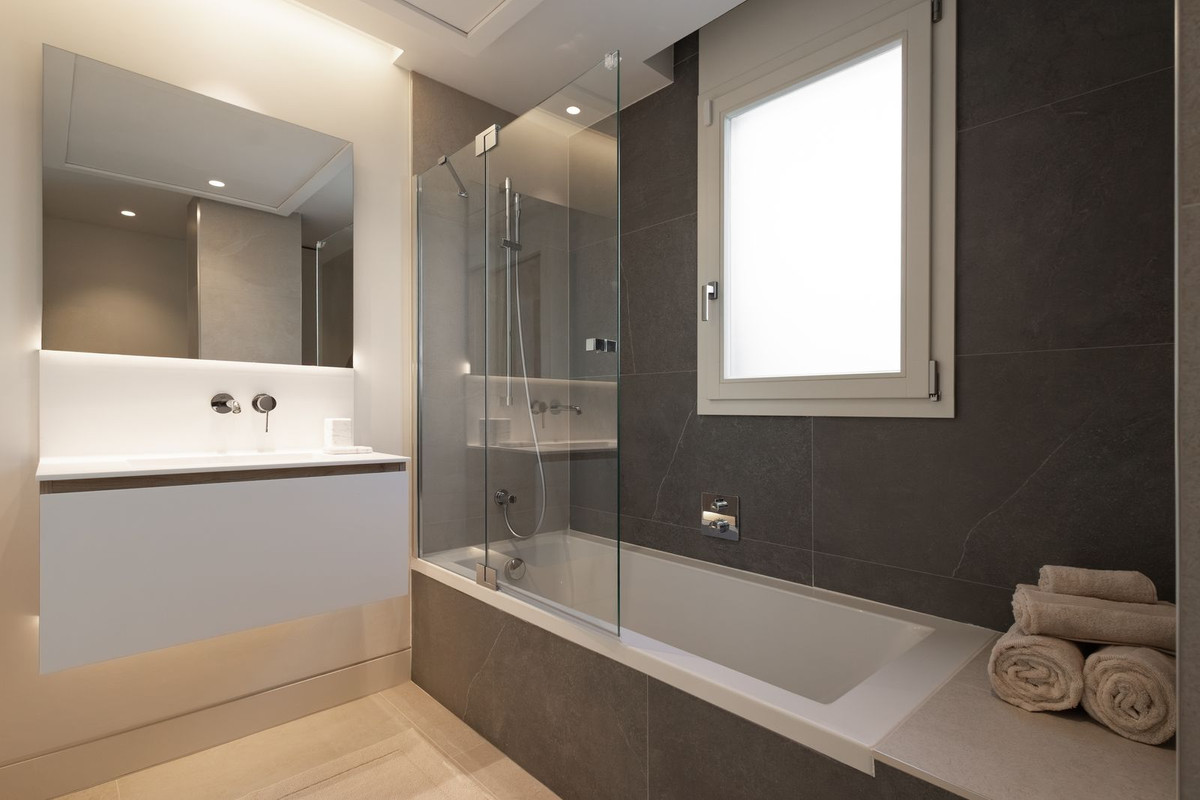 3 Bed Apartment for sale in The Golden Mile Costa Del Sol, Málaga, Spain