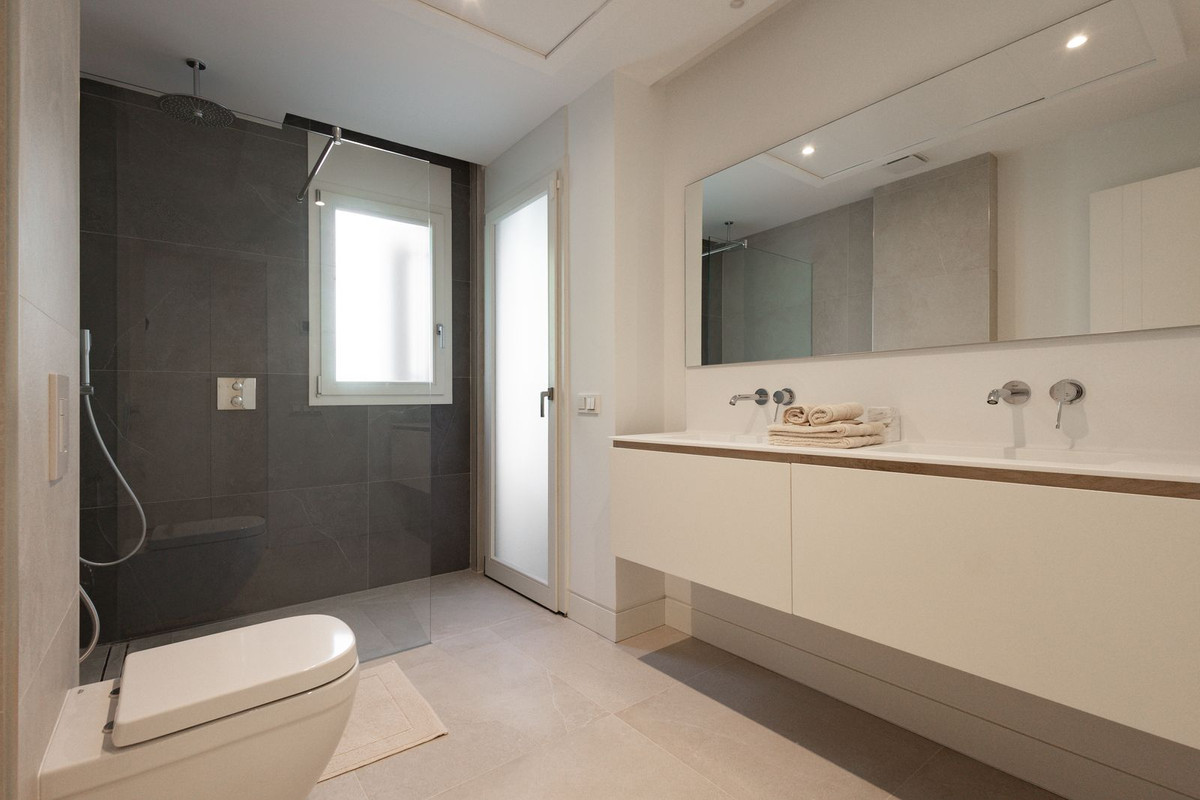 3 Bed Apartment for sale in The Golden Mile Costa Del Sol, Málaga, Spain