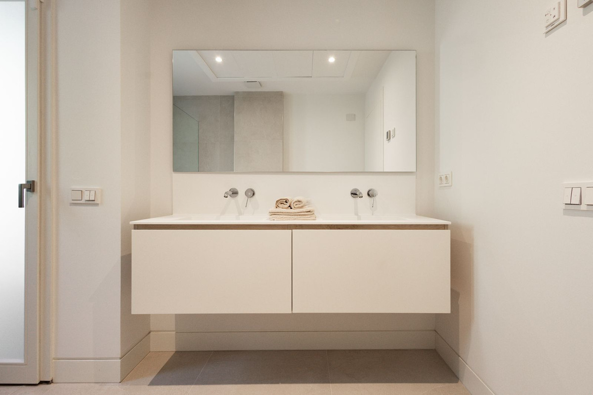 3 Bed Apartment for sale in The Golden Mile Costa Del Sol, Málaga, Spain