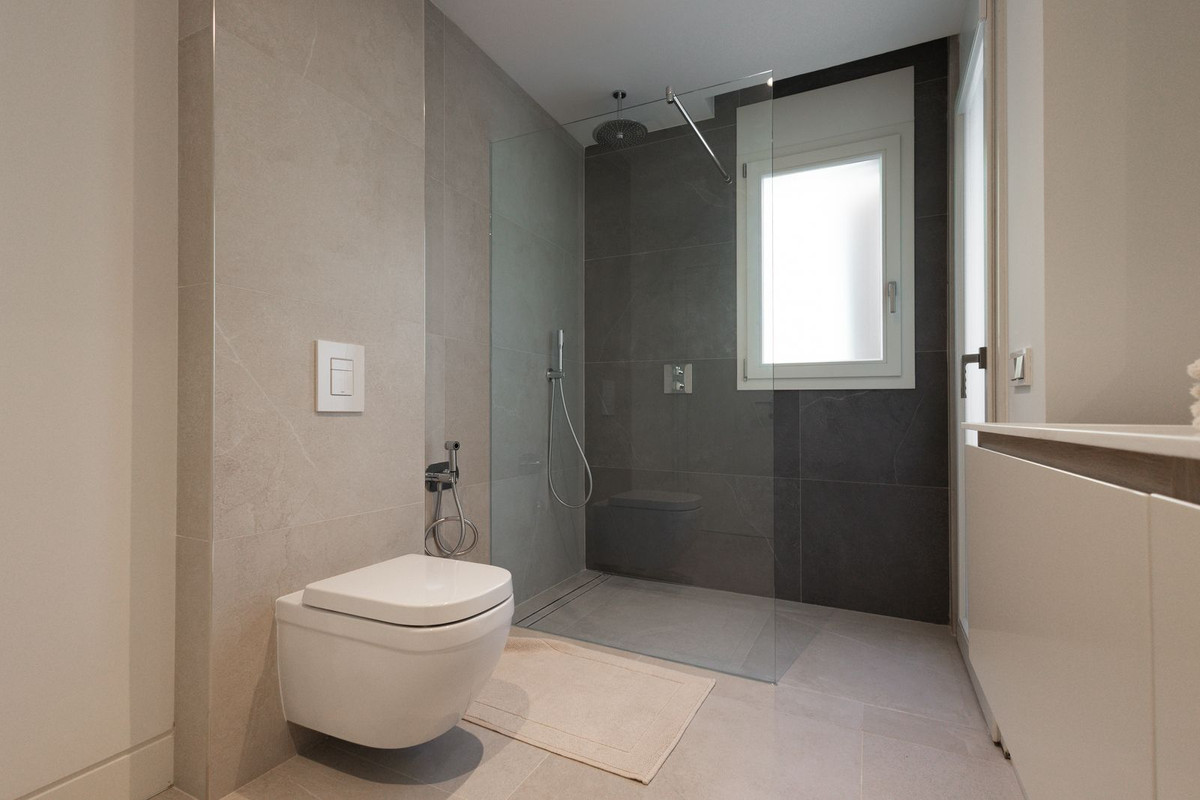 3 Bed Apartment for sale in The Golden Mile Costa Del Sol, Málaga, Spain