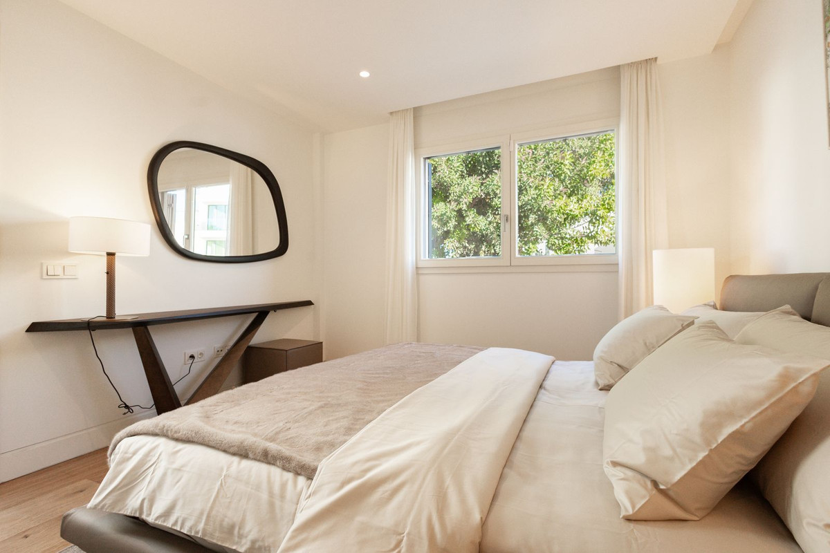 3 Bed Apartment for sale in The Golden Mile Costa Del Sol, Málaga, Spain
