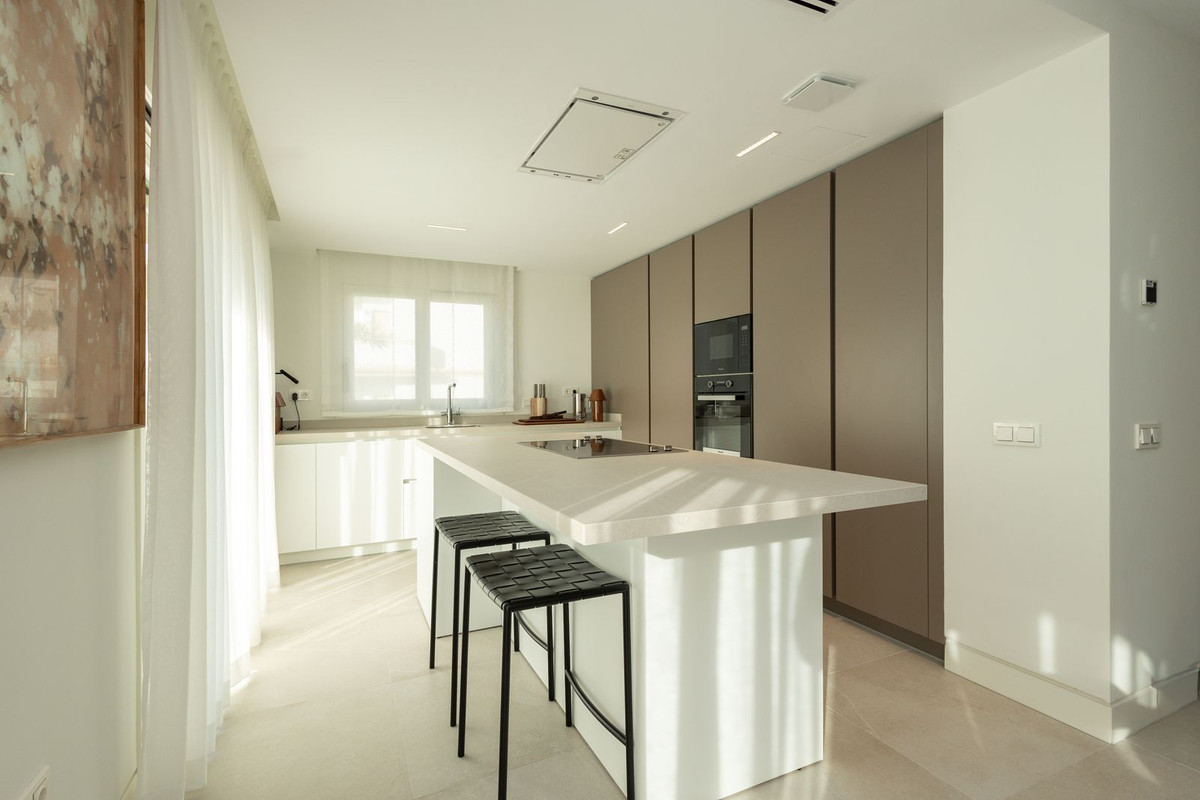 3 Bed Apartment for sale in The Golden Mile Costa Del Sol, Málaga, Spain