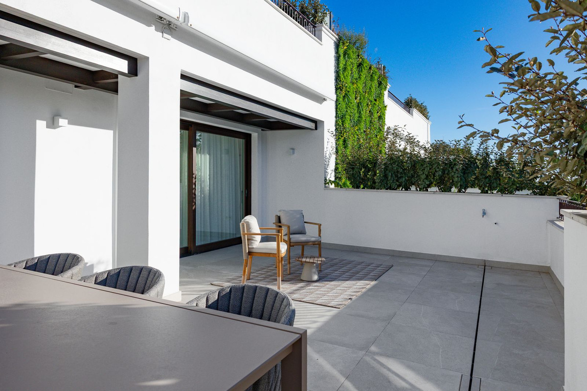 3 Bed Apartment for sale in The Golden Mile Costa Del Sol, Málaga, Spain