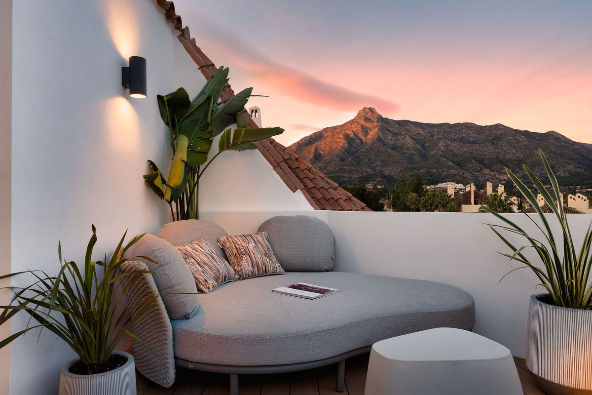 3 Bed Apartment for sale in The Golden Mile Costa Del Sol, Málaga, Spain