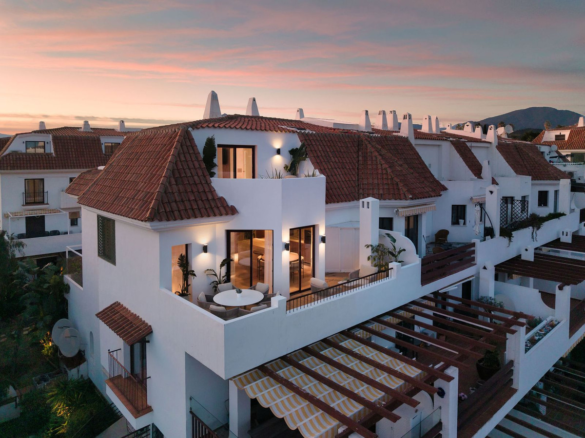 3 Bed Apartment for sale in The Golden Mile Costa Del Sol, Málaga, Spain