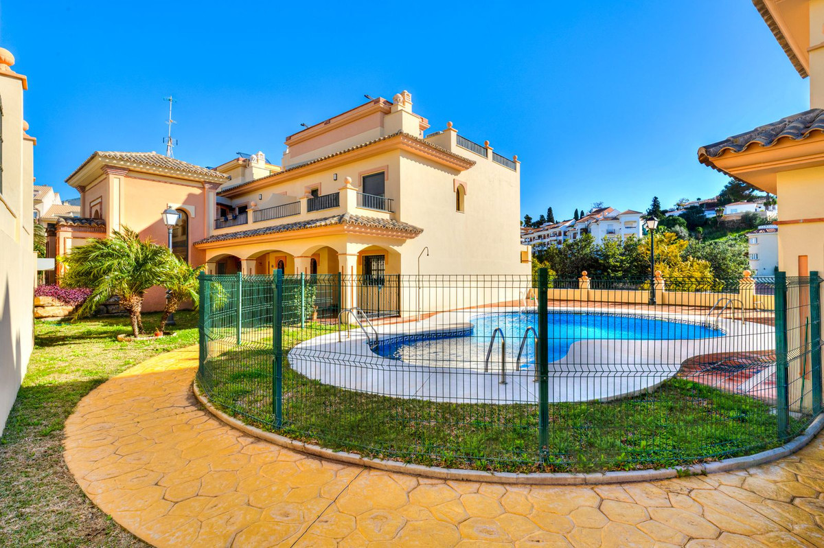 3 Bed Townhouse for sale in Los Pacos Costa Del Sol, Málaga, Spain