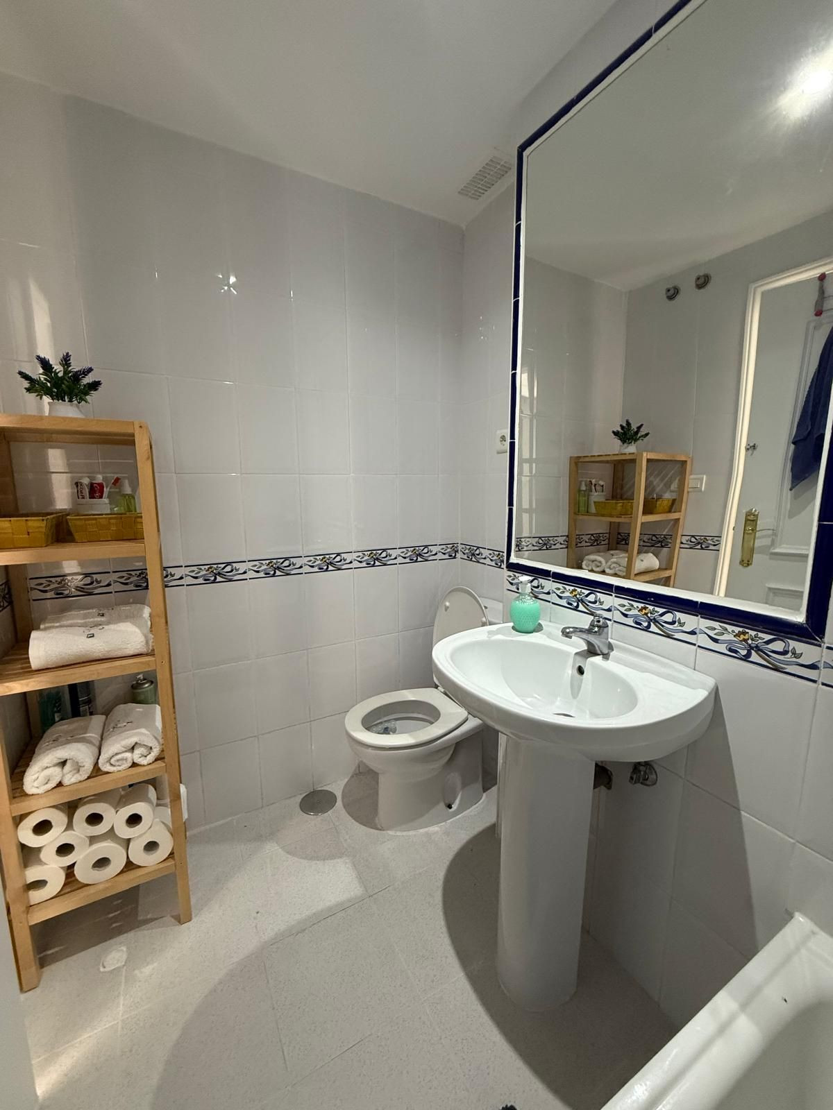 Se vende Apartamento Planta Media de 2 dormitorios en Costa Del Sol, Málaga, España