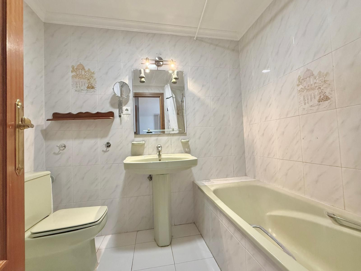 2 Bed Apartment for sale in Fuengirola Costa Del Sol, Málaga, Spain