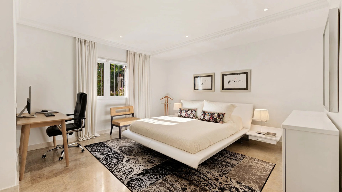 4 Bed Apartment for sale in The Golden Mile Costa Del Sol, Málaga, Spain