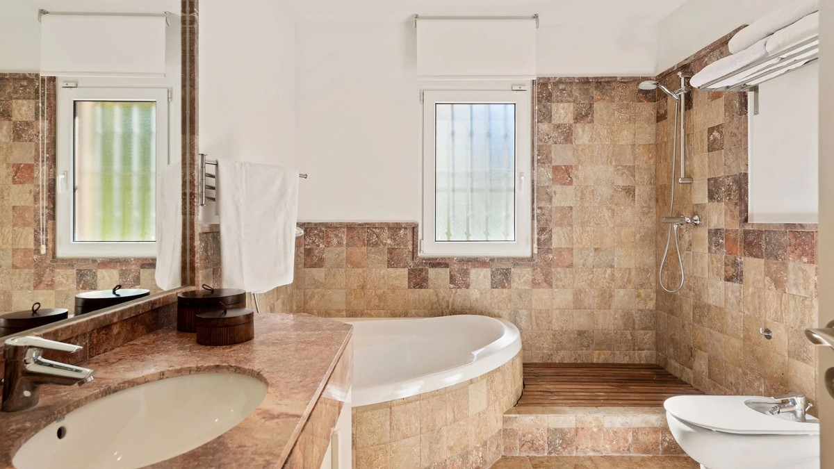 4 Bed Apartment for sale in The Golden Mile Costa Del Sol, Málaga, Spain
