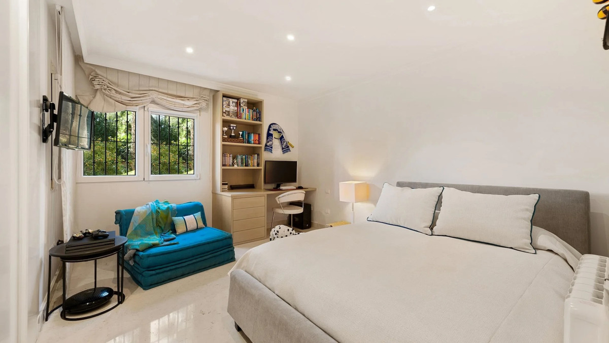 4 Bed Apartment for sale in The Golden Mile Costa Del Sol, Málaga, Spain