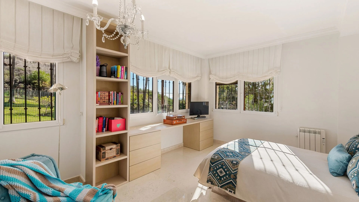 4 Bed Apartment for sale in The Golden Mile Costa Del Sol, Málaga, Spain