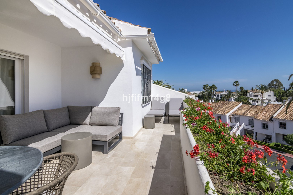 2 Bed Apartment for sale in Nueva Andalucía Costa Del Sol, Málaga, Spain