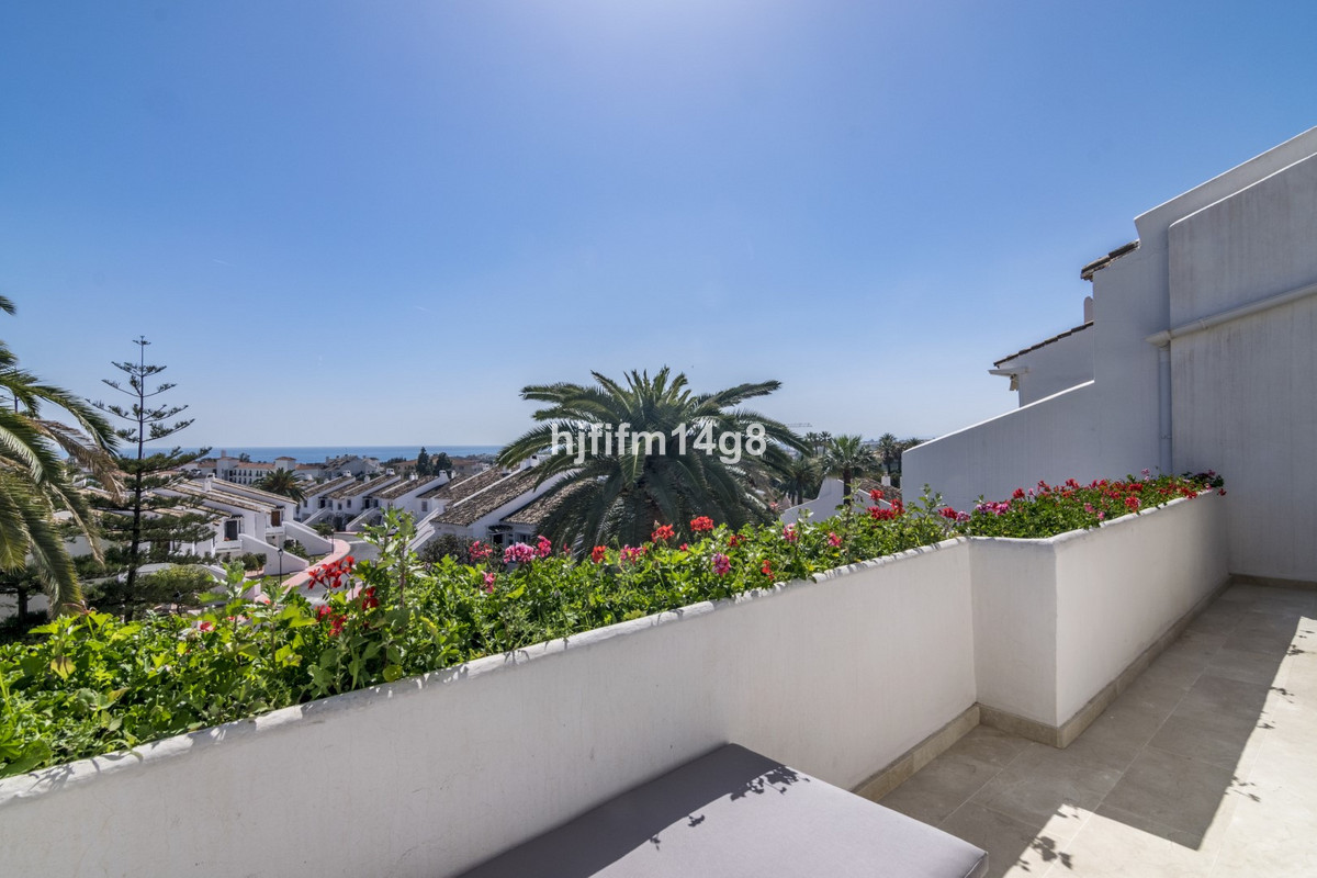 2 Bed Apartment for sale in Nueva Andalucía Costa Del Sol, Málaga, Spain