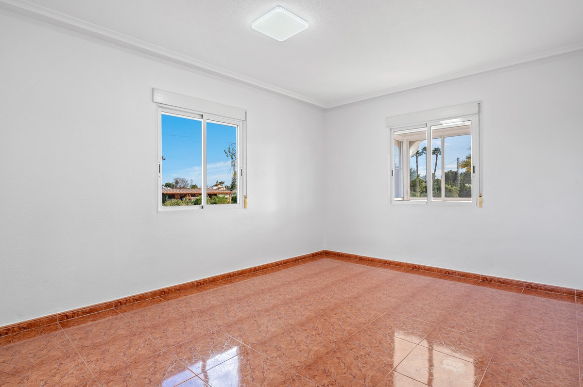 Se vende Villa - Chalet de 4 dormitorios en Costa Blanca, Alicante, España