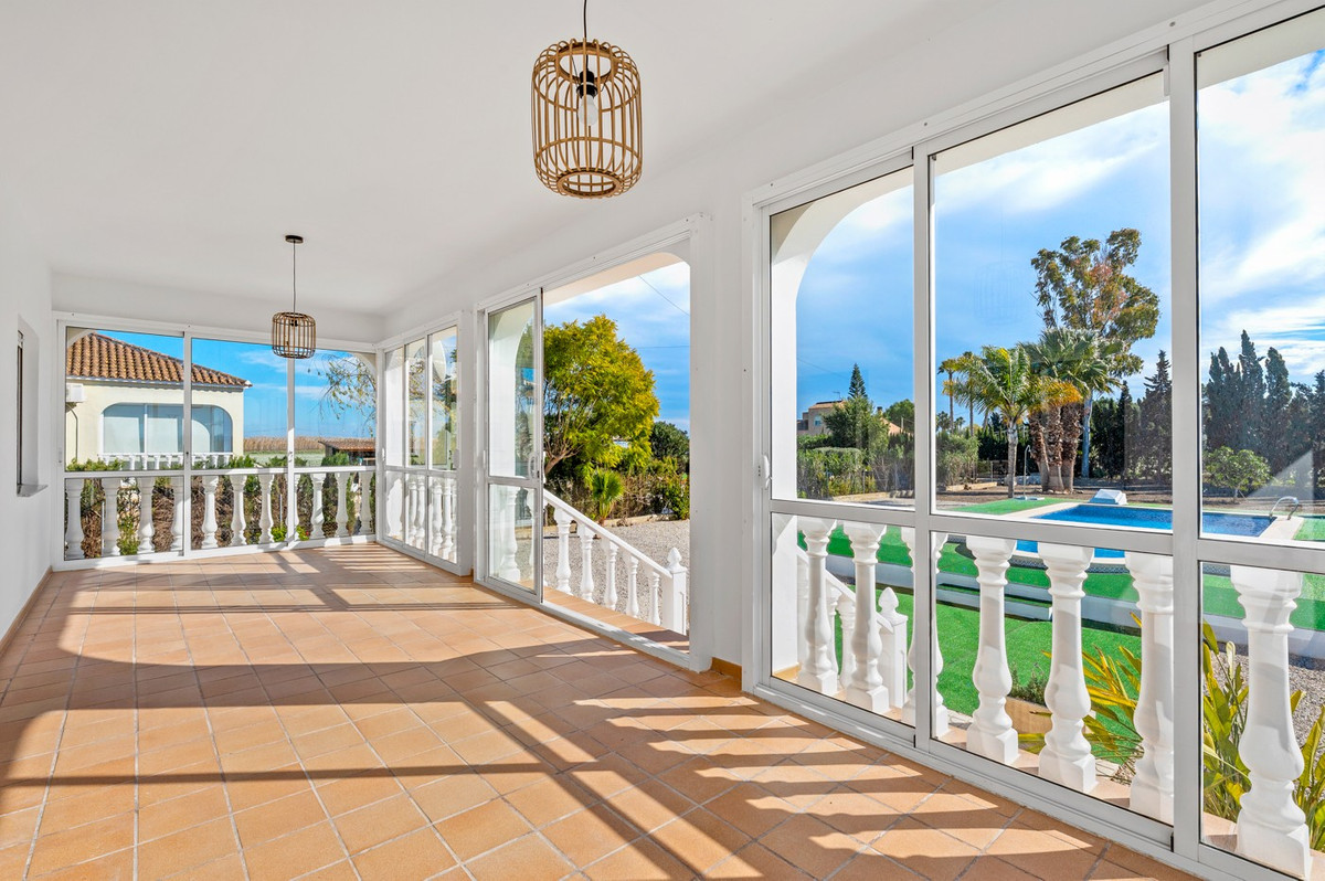 Se vende Villa - Chalet de 4 dormitorios en Costa Blanca, Alicante, España