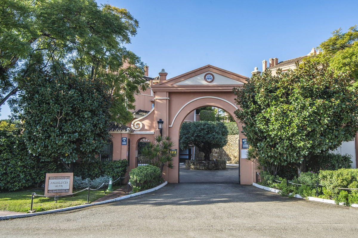 3 Bed Apartment for sale in Nueva Andalucía Costa Del Sol, Málaga, Spain